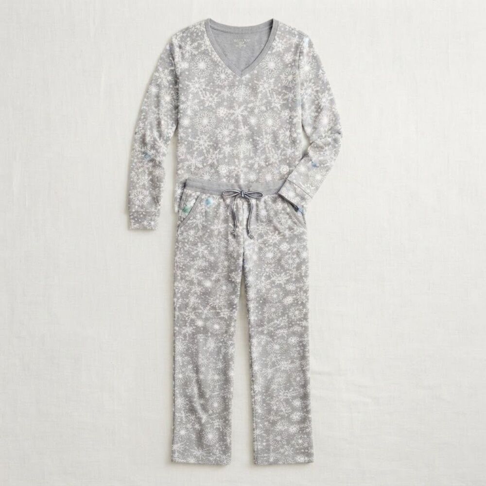 Women's NWOT Nautica Gray and White Snowflake Pajamas Size Small